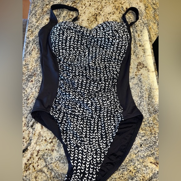 La Blanca Other - La Blanca One Piece Swimsuit Size 6 Black White Geometric Ruched Adjustable New